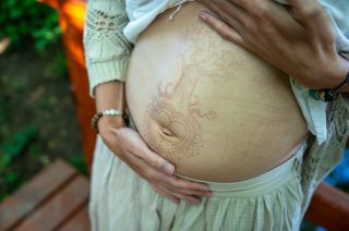 Keď sa moje LONO stalo skutočne MAGICKÝM… 🤍 Nádherná maľba hennou na brušku vznikla spontánne po nečakanom stretnutí s...